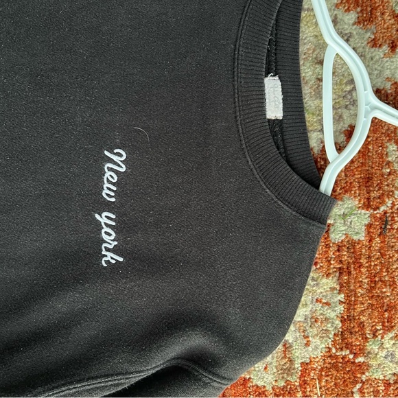 Brandy Melville John Galt New York Embroidered Cropped Crewneck Sweater - Picture 3 of 5